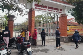 Nhiều phụ huynh đến cổng Trường Phổ thông Herman Gmeiner Vinh khi nghe tin báo về vụ việc sập trần phòng học. (Ảnh: Văn Tý/TTXVN)