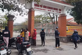 Nhiều phụ huynh đến cổng Trường Phổ thông Herman Gmeiner Vinh khi nghe tin báo về vụ việc sập trần phòng học. (Ảnh: Văn Tý/TTXVN)