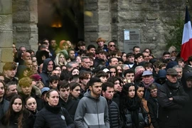 Khoảng 2.000 người đã đến dự đám tang của Thomas, một thiếu niên bị sát hại tại một bữa tiệc khiêu vũ ở miền Đông Nam nước Pháp. (Nguồn: France 24)