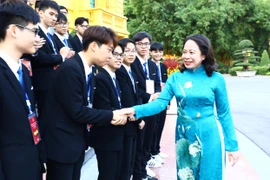 Phó Chủ tịch nước Võ Thị Ánh Xuân gặp mặt các học sinh đạt giải Olympic và khoa học kỹ thuật quốc tế năm 2023. (Ảnh: Lâm Khánh/TTXVN)