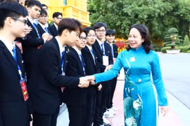 Phó Chủ tịch nước Võ Thị Ánh Xuân gặp mặt các học sinh đạt giải Olympic và khoa học kỹ thuật quốc tế năm 2023. (Ảnh: Lâm Khánh/TTXVN)