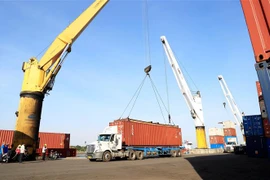 Bốc dỡ hàng hóa tại Cảng Phước Long ICD, thành phố Thủ Đức (Thành phố Hồ Chí Minh). (Ảnh: Hồng Đạt/TTXVN)