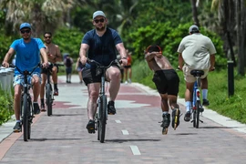 Người dân tập thể dục tại Miami (Mỹ), ngày 16/7/2023. (Ảnh: AFP/TTXVN)