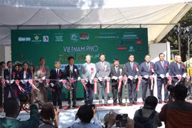 Các đại biểu cắt băng khai mạc Lễ hội Vietnam Phở Festival 2023. (Ảnh: Phạm Tuân/TTXVN)