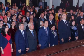 Ông Lê Hoài Trung - Bí thư Trung ương Đảng, Trưởng Ban Đối ngoại Trung ương với các đại biểu dự buổi lễ. (Ảnh: An Đăng/TTXVN)