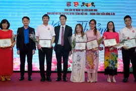 Ông Ngô Bá Hoàng Hải - Ủy viên Thường vụ Đảng ủy Việt Nam tại Liên bang Nga tặng Bằng khen cho các thầy cô giáo dạy tiếng Việt. (Ảnh: Quang Vinh/TTXVN)