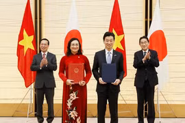 Chủ tịch nước Võ Văn Thưởng và Thủ tướng Nhật Bản Kishida chứng Lễ trao Biên bản Ghi nhớ Hợp tác trong lĩnh vực chuyển đổi năng lượng giữa Bộ Công Thương Việt Nam và Bộ Kinh tế, Thương mại và Công nghiệp Nhật Bản. (Ảnh: Thống Nhất/TTXVN)