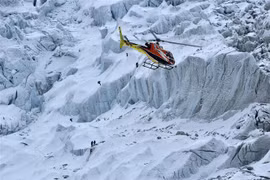 Trực thăng bay trên núi thuộc khu vực Everest (Nepal). (Ảnh: AFP/TTXVN)
