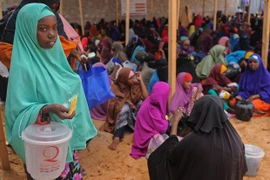 Người dân đợi nhận thực phẩm cứu trợ tại Mogadishu (Somalia). (Ảnh: AFP/TTXVN)