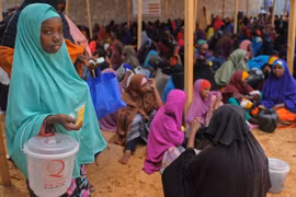 Người dân đợi nhận thực phẩm cứu trợ tại Mogadishu (Somalia). (Ảnh: AFP/TTXVN)