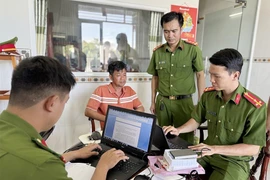 Lực lượng chức năng khám xét nơi ở, nơi làm việc của bị can Thiền. (Ảnh: TTXVN phát)