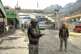 Cảnh sát Pakistan gác tại cửa khẩu Torkham ở biên giới với Afghanistan, tại tỉnh Nangarhar ngày 2/2/2023. (Ảnh: AFP/TTXVN)
