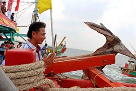 Ngư dân bày tỏ lòng thành, mong ước những chuyến đi biển sắp tới đều mưa thuận gió hòa. (Ảnh minh họa: Huỳnh Anh/TTXVN)