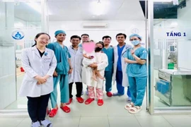 Bé gái được xuất viện trong niềm vui của gia đình và đội ngũ y bác sỹ. (Ảnh: TTXVN phát)