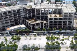 Dự án Golden Square trên đường Nguyễn Chí Thanh, quận Hải Châu bị chủ đầu tư là Công ty Cổ phần Địa ốc Đông Á “treo” hàng chục năm, tạo thành một khối bêtông cốt thép giữa trung tâm thành phố Đà Nẵng. (Ảnh: Quốc Dũng/TTXVN)
