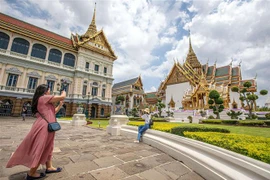 Khách du lịch tham quan Cung điện Hoàng gia Thái Lan ở Thủ đô Bangkok. (Ảnh: THX/TTXVN)