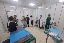 Công an quận Thanh Khê (Đà Nẵng) kiểm tra cơ sở thẩm mỹ ID Korea Spa. (Nguồn: Báo Phụ nữ)