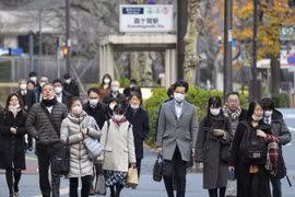 Người dân trên đường tới nơi làm việc ở Tokyo (Nhật Bản). (Ảnh: Kyodo/TTXVN)