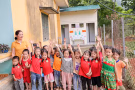 Các em học sinh và giáo viên vui mừng vì có nhà vệ sinh mới, xóa bỏ ám ảnh về nhà vệ sinh học đường tạm bợ.