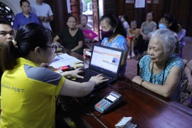 Người dân đến nhận chi trả lương hưu, trợ cấp tại phường Cầu Dền, quận Hai Bà Trưng (Hà Nội) ngày 15/8/2023. (Ảnh: Hoàng Hiếu/TTXVN)