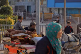 Người dân sơ tán tránh xung đột tại Khan Younis, Dải Gaza, ngày 1/12/2023. (Ảnh: THX/TTXVN)