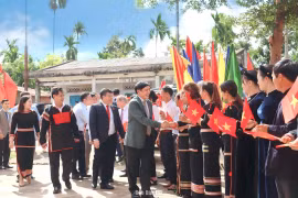 Ông Bùi Văn Cường - Tổng Thư ký Quốc hội, Chủ nhiệm Văn phòng Quốc hội và ông Y Thanh Hà Niê Kđăm - Chủ tịch Hội đồng Dân tộc của Quốc hội thăm hỏi, động viên bà con nhân dân xã Ea Tiêu, sáng 4/11/2023. (Nguồn: Ủy ban MTTQ tỉnh Đắk Lắk) 