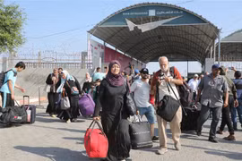 Người dân sơ tán khỏi Dải Gaza qua cửa khẩu Rafah ngày 1/11/2023. (Ảnh: THX/TTXVN)