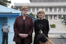 Ngoại trưởng Australia Julie Bishop (phải) và Bộ trưởng Quốc phòng Australia Marise Payne (trái) tại làng Panmunjom. (Nguồn: Yonhap/TTXVN)