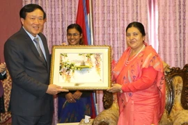 Chánh án Tòa án Nhân dân Tối cao Nguyễn Hòa Bình tặng quà cho Tổng thống Nepal (Ảnh: Huy Bình/Vietnam+)