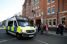 Cảnh sát gác gần nhà ga Parsons Green ở London sau vụ tấn công ngày 15/9. (Nguồn: THX/TTXVN)