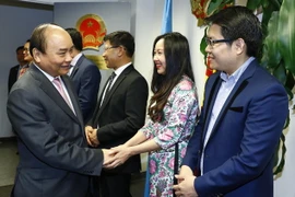 Thủ tướng Nguyễn Xuân Phúc đến thăm và nói chuyện với cán bộ, nhân viên Phái đoàn Đại diện thường trực Việt Nam tại Liên hợp quốc. (Ảnh: Thống Nhất/TTXVN)