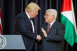 Tổng thống Mỹ Donald Trump (trái) và người đồng cấp Palestine Mahmoud Abbas (phải) . (Nguồn: AFP/TTXVN)