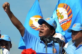Thủ tướng Campuchia Samdech Hun Sen (giữa) tại cuộc vận động tranh cử ở Phnom Penh ngày 2/6. (Nguồn: AFP/TTXVN)