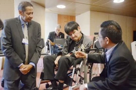 Các quan chức Chính phủ Indonesia thăm hỏi Shinobu Sakamoto (giữa), một bệnh nhân bị nhiễm độc thủy ngân người Nhật Bản, tại Geneva, Thụy Sĩ ngày 27/9. (Nguồn: Kyodo/TTXVN)