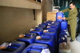 Đội Quản lý thị trường số 6 thu giữ hơn 1.000 lít rượu không rõ nguồn gốc tại một cơ sở ở Nam Từ Liêm. (Ảnh: Trần Việt/TTXVN)