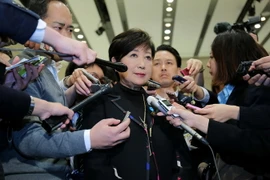 Bà Yuriko Koike (giữa) phát biểu với báo giới tại Tokyo ngày 14/11. (Nguồn: AFP/TTXVN)