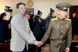 Sinh viên Otto Warmbier (trái) tại tòa án ở Bình Nhưỡng, Triều Tiên ngày 16/3/2016. (Nguồn: EPA/TTXVN)