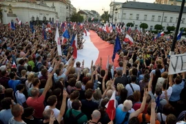 Biểu tình phản đối dự luật cải cách Tòa án Tối cao tại Warsaw ngày 20/7. (Nguồn: AFP/TTXVN)