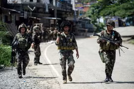 Binh sỹ Philippines tuần ra tại Marawi, Mindanao ngày 13/6. (Nguồn: AFP/TTXVN)