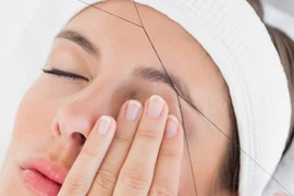 Cận cảnh phương pháp se chỉ tạo dáng lông mày của người châu Á
