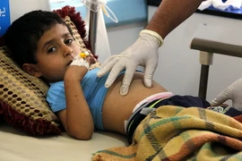 Bệnh nhân nhiễm bệnh tả điều trị tại bệnh viện ở Sana'a. (Nguồn: EPA/TTXVN)