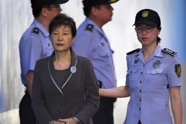 Bà Park Geun-Hye (phía trước) được đưa tới Tòa án Quận trung tâm Seoul ngày 7/8. (Nguồn: AFP/TTXVN)
