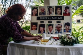  Tưởng nhớ các nạn nhân MH 370 tại Kuala Lumpur, Malaysia ngày 8/3. (Nguồn: EPA/TTXVN)
