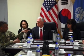 Phó Tổng thống Mỹ Mike Pence (giữa) gặp gỡ các binh sỹ ở Căn cứ quân sự Bonifas ở Paju ngày 17/4. (Nguồn: AFP/TTXVN)