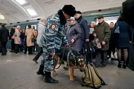 Cảnh sát Nga thắt chặt an ninh tại nhà ga tàu điện ngầm ở thủ đô Moskva. (Nguồn: EPA/TTXVN)