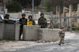 Binh sỹ Israel gác tại thành phố Hebron, Khu Bờ Tây. (Nguồn: EPA/TTXVN)