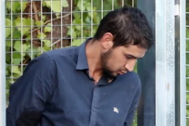 Cảnh sát áp giải đối tượng Salah el Karib tới phiên tòa ở Madrid, Tây Ban Nha ngày 22/8. (Nguồn: EPA/TTXVN)