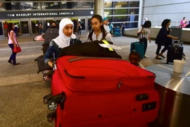 Hành khách tại Sân bay Quốc tế Los Angeles, Mỹ ngày 29/6. (Nguồn: AFP/TTXVN)