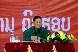 Nguyên Phó Thủ tướng Lào Somsavat Lengsavath đang nói chuyện với các giảng viên và sinh viên. (Ảnh: Phạm Kiên/Vietnam+)