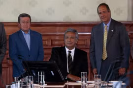 Trưởng đoàn đàm phán của ELN Pablo Beltran, Tổng thống Ecuador Lenin Moreno và Trưởng đoàn đàm phán của Chính phủ Colombia Juan Camilo Restrepo tại vòng đàm phán về thỏa thuận hòa bình ở Quito, Ecuador ngày 28/8. (Nguồn: AFP/TTXVN)